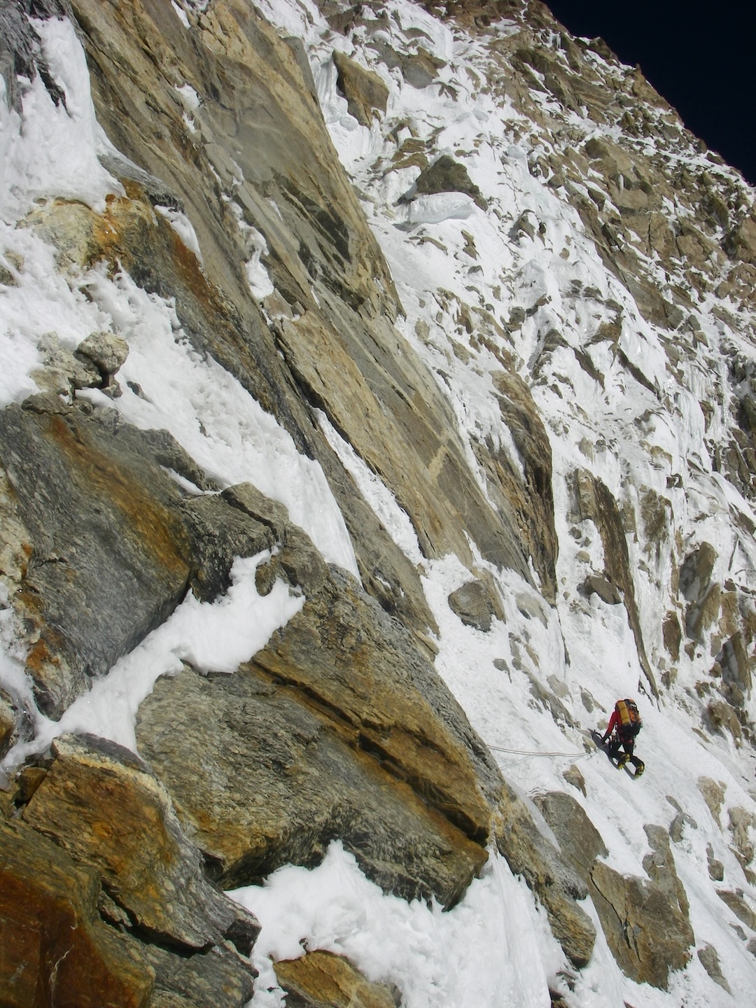 Hiraide traversing to the base of the third crux passage on the southeast face of Kamet, another steep mixed section at ca 7,200m.