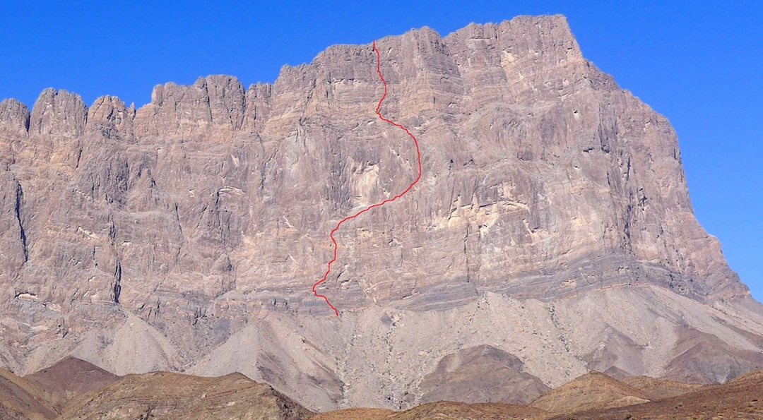 The line of Mitten ins Herz (2017) on the south face of Jebel Misht.