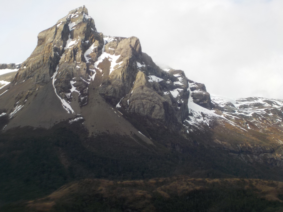 This unnamed 1,036m peak is to the west of and along the same ridgeline as Monte Buckland, just above the beach in Baya Encanto (a two-hour walk). The climbers ascended the South Face Direct (500m, TD WI4 M5) up the obvious, central gash. 