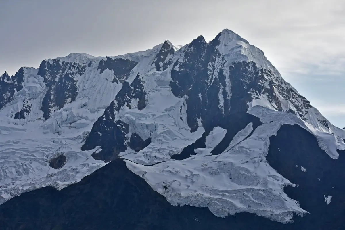 The west face of Kishuarniyoq (5,665m). 