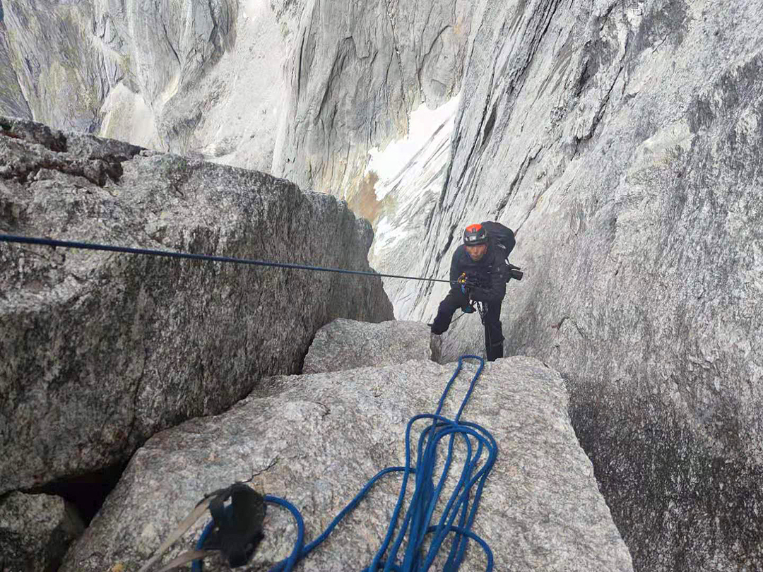 He Chuan in the large chimney forming the last section of Jiayou on the north face of Potala Shan.  