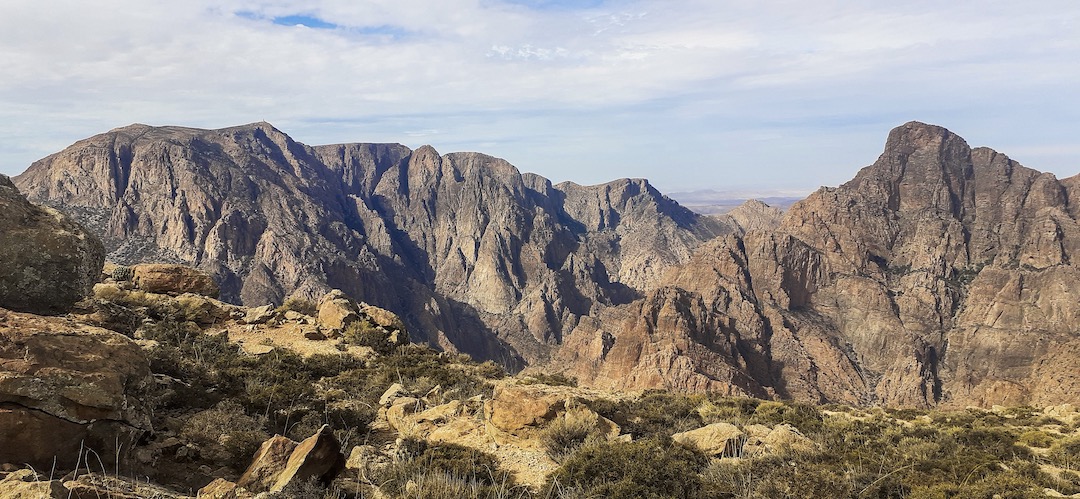 The complex massif of Jebel Imzi (left and center), west of Adad Medni, appears to hold many unclimbed rock pillars. 