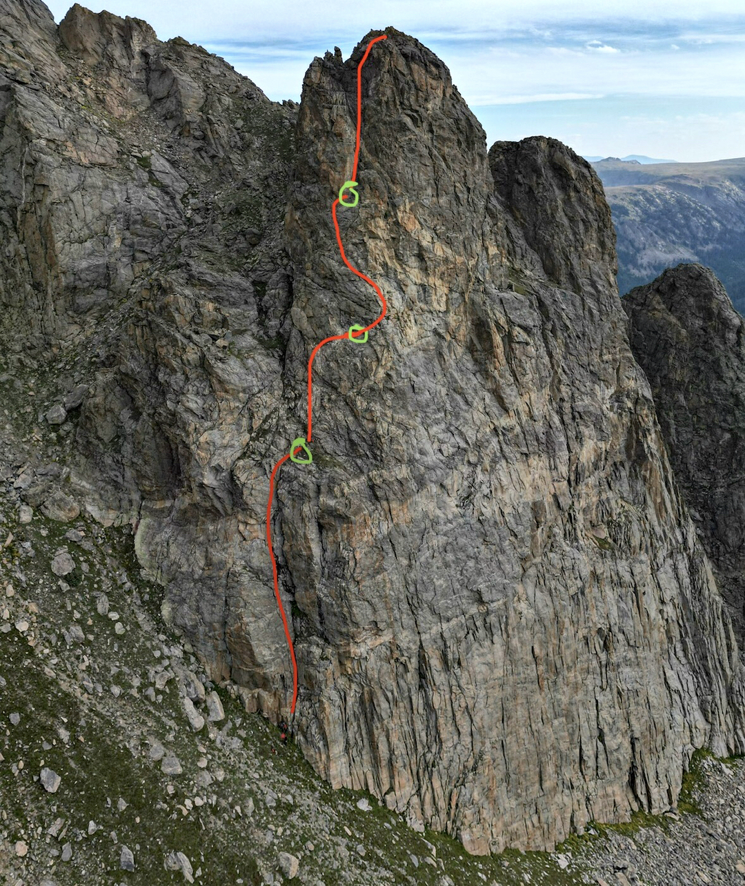 An overview of Between the Blinds (4 pitches, 5.9) on Tower Five of the Ptarmigan Towers, Ptarmigan Mountain (12,324’), Rocky Mountain National Park (RMNP), Colorado. The belays are represented by the green circles. 