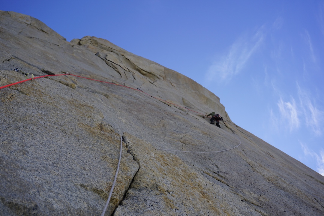 Hernán Rodriguez leading the second headwall pitch on Arma de Doble Filo (800m, 5.11+ A1).  