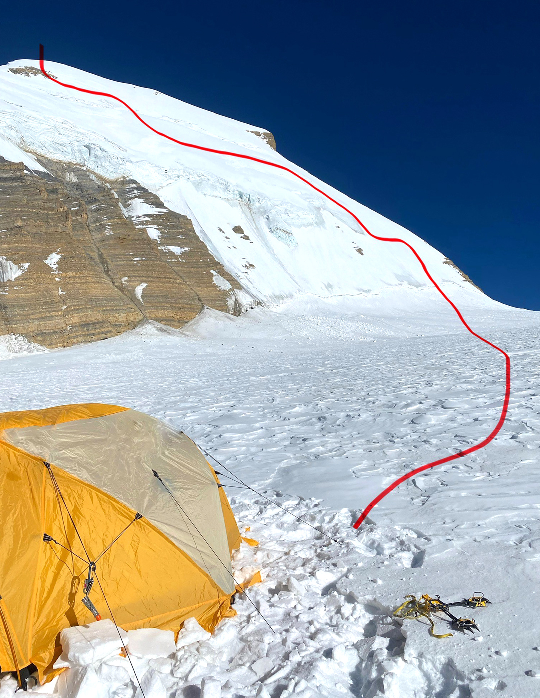 The final camp and route of ascent on the south-southwest face of Khumjungar.