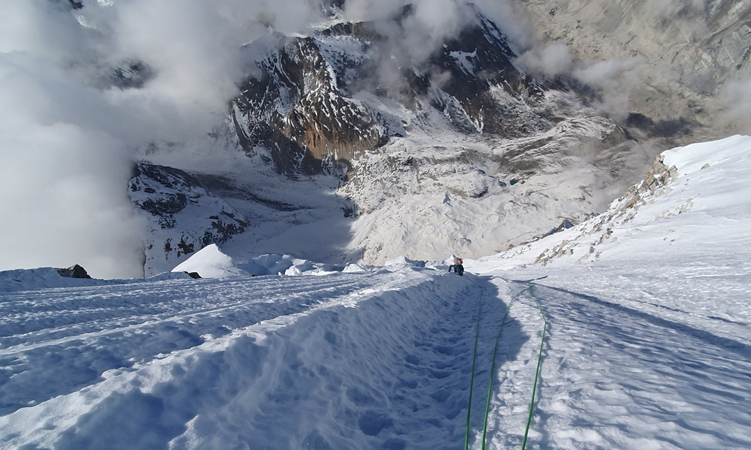 High on the north spur of Linkhu Chuli II.
