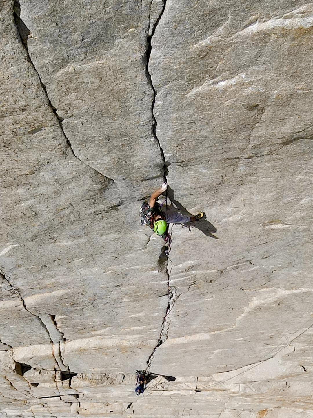 Chase Leary leads the immaculate Gemstone Crack (pitch 11, 5.13c) on Keelhaul. 