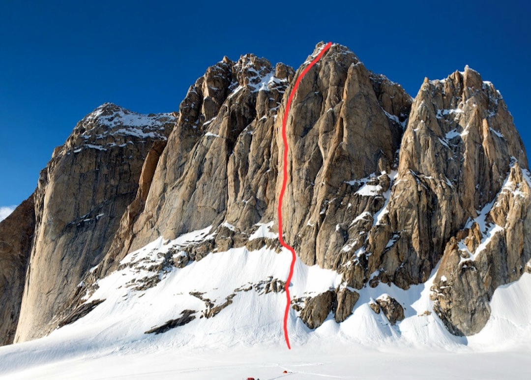The line of Zimne Wojny (“Cold Wars,” 980m, 19 pitches, M5+ A3 70° snow/ice) on the south face of the Mooses Tooth.