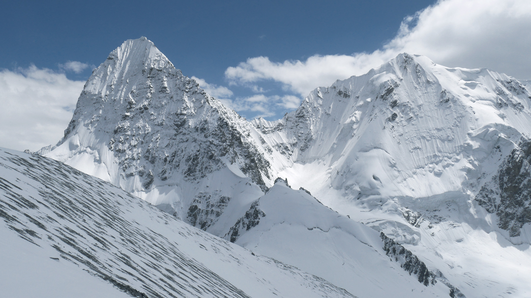 Yawash Sar I (left) and Peak 6,072m from the route to Peak 5,636m during acclimatization.  