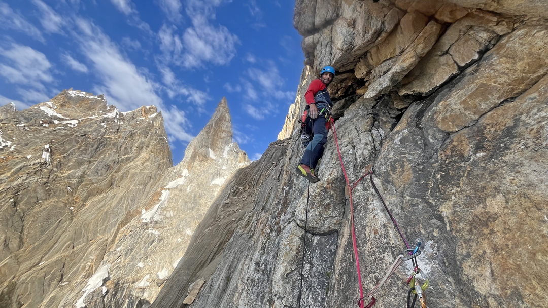 Ekaitz Maiz on pitch 13 (6b) of the southeast pillar of Sosbun Spire III, with spires IV and V behind. 