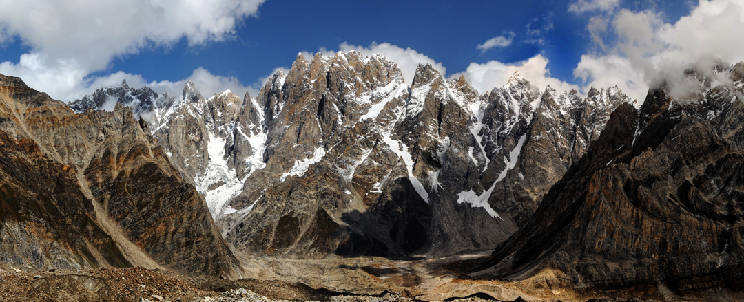 Pamshe Peak (6,123m), situated on the Sosbun-Biafo divide to the southeast of Sosbun Brakk, first climbed in 1975 from the Biafo side by Ted Howard and Don Morrison (U.K.). Visible at the left end of this divide is a small rock tower: an unnamed peak climbed by a Japanese team in 1999. The view is to the northeast from below Mnich. The end of the long ridge that separates the North and South Sosbun glaciers is visible on the left.  
