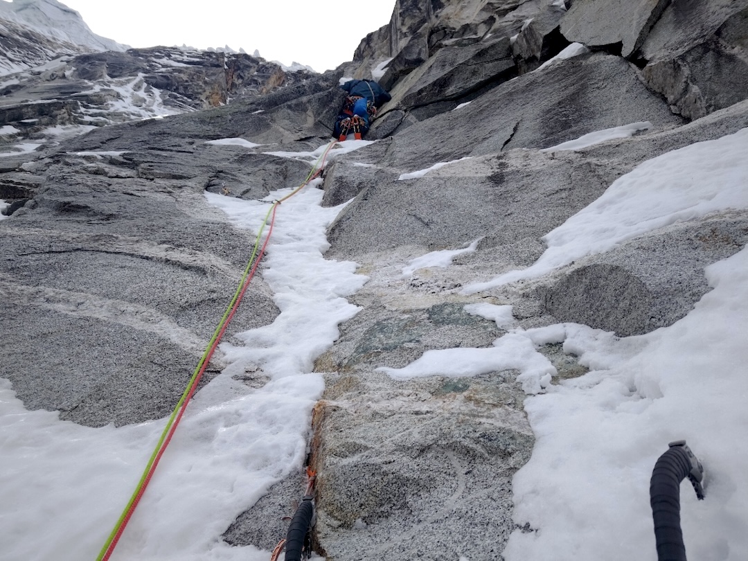 A mixed step during the ascent of Orgasmo Multiple on the south face of Ocshapalca. 