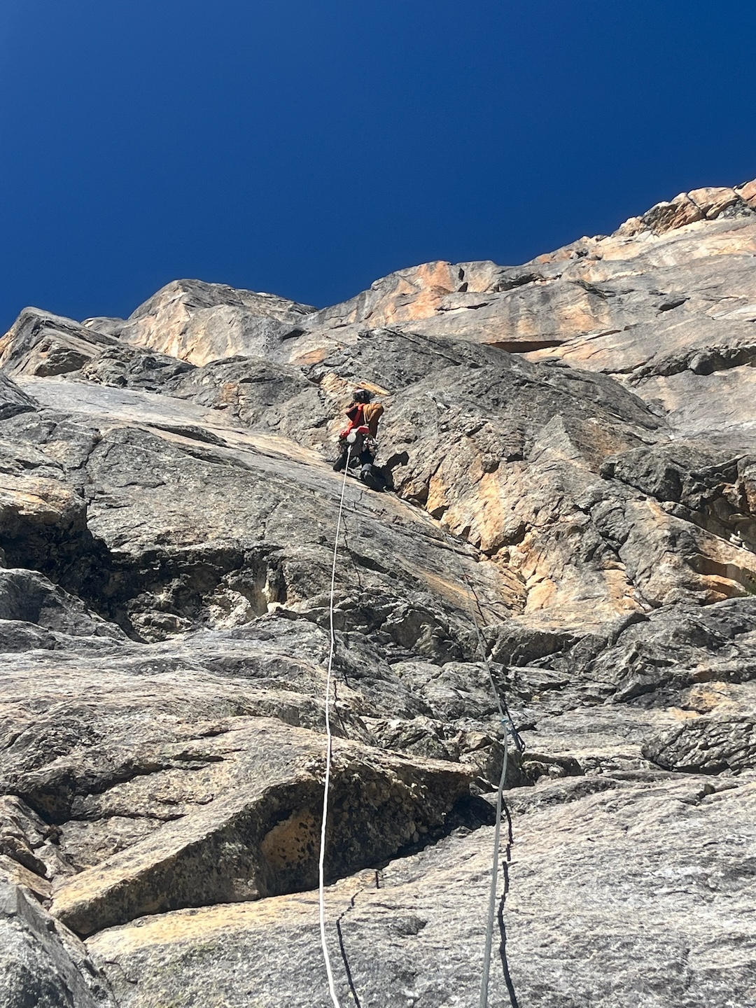 Tom Schindfessel on the first crux of La Suerte Viene La Suerte Se Va. The new route had long sections of high-quality rock and was the first new line to reach the true summit of Cashan Oeste since 1993. 