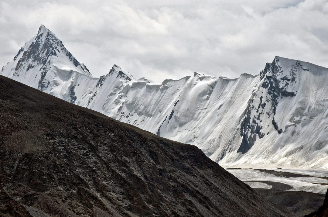 Karpo Kangri (6,540m) from Nya Kangri to the west. The peak’s central summit (6,525m) was climbed from the south in 2005. 