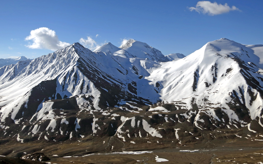 Hemar Ri (right) seen in snowy conditions from partway up Nigutse South in 2015. On the left is a peak of around 5,600m, close to the road that leads to the Sirsir La. In the center background is Machu Kangri (6,086m). 