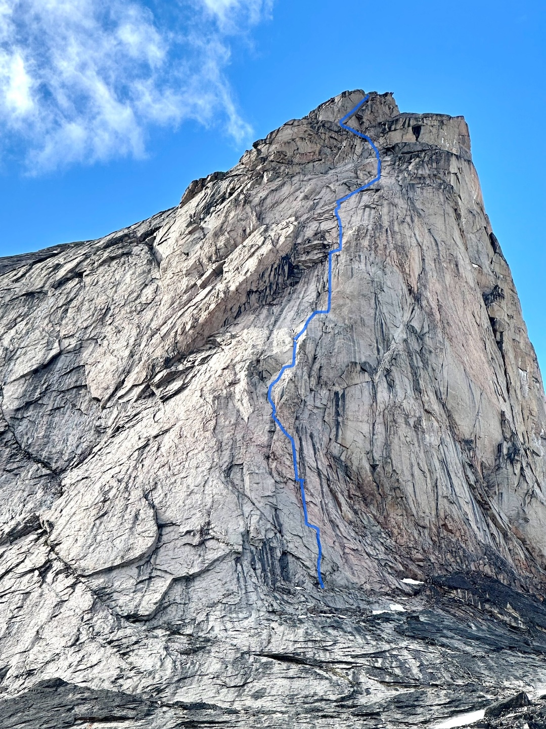 The route line of Say Hello to Heaven (394m climbing distance, 5.9) on the east buttress of the east tower of Mt. Northumbria.