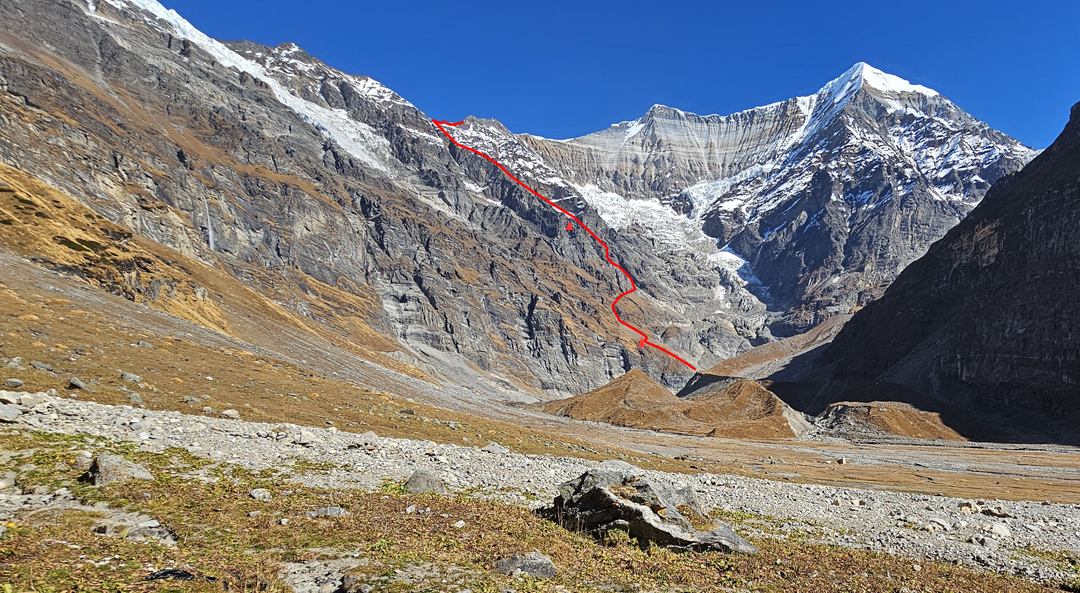 The southeast side of Sundardhunga Khal (Sundardhunga Col), showing the 2024 ascent route and camps. On the right is Panwali Dwar (6,663m). 
