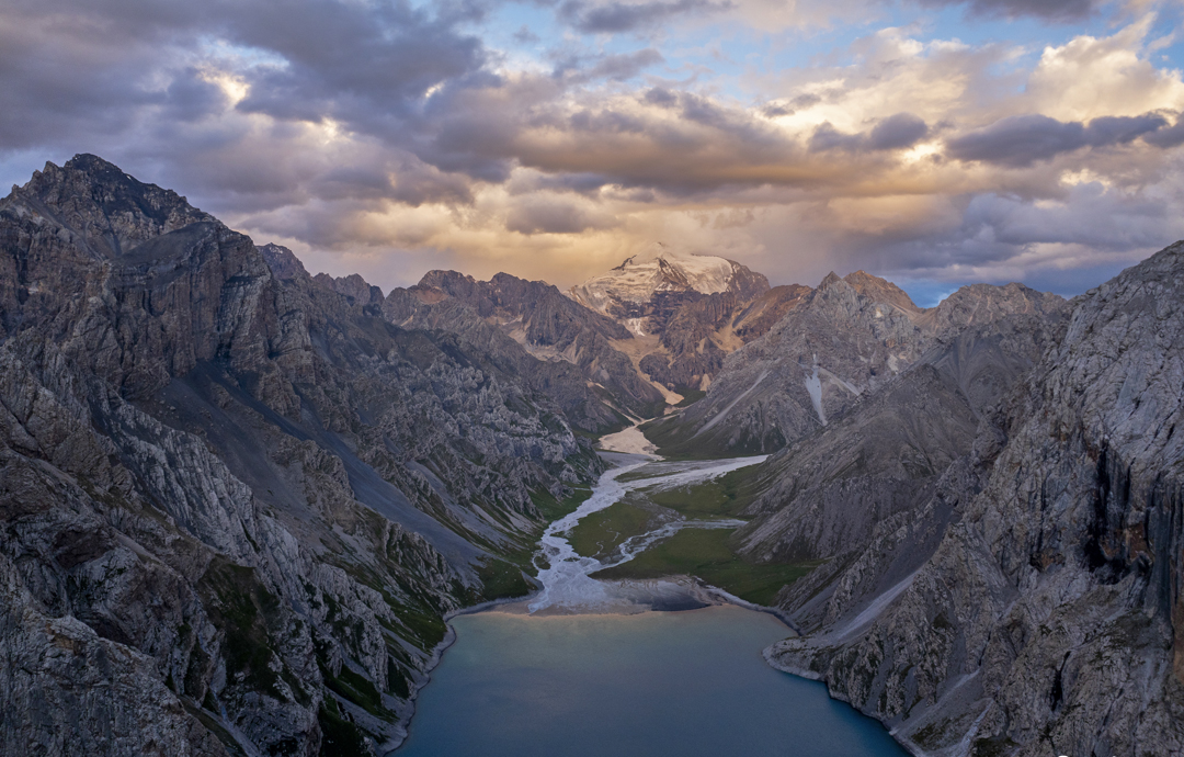 Unclimbed rock along the eastern arm of Paradise Lake.