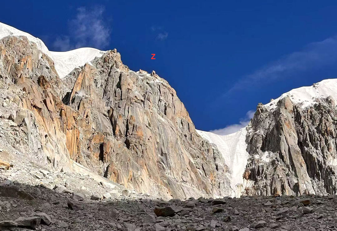 (Z) is the summit of Zhuqing. The 2024 team made a difficult rappel descent straight down the rock buttress below it to the glacier.