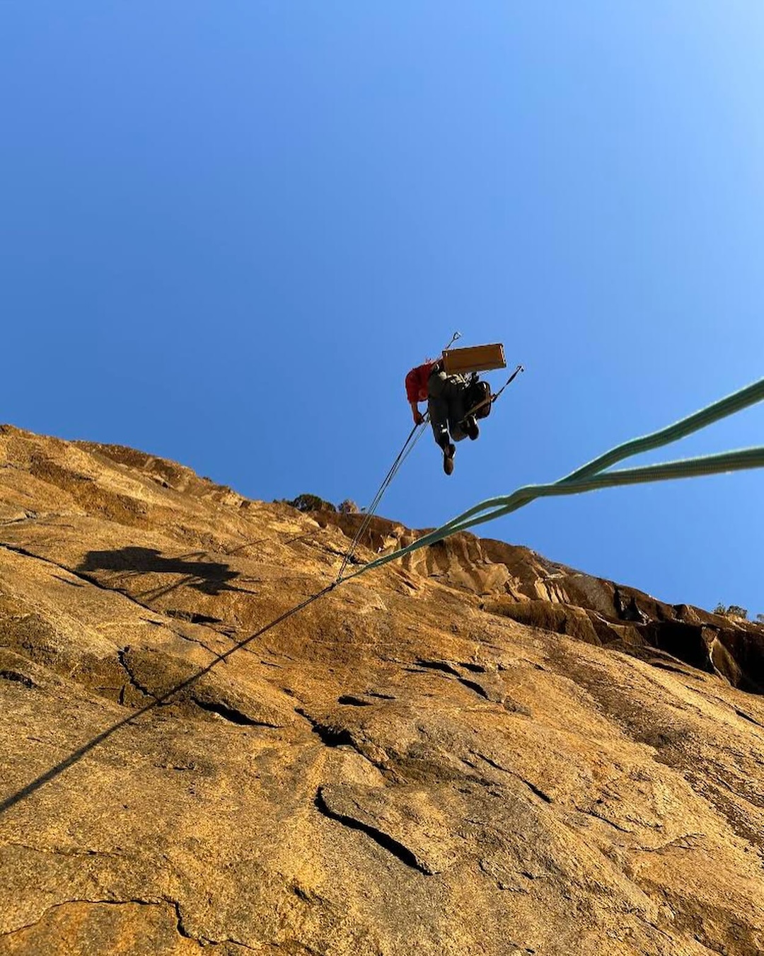Llewellyn Murdoch jugging on Captain Nemo (7 pitches, 28/5.13a) on Boaty McBoat Face at Copper Point.