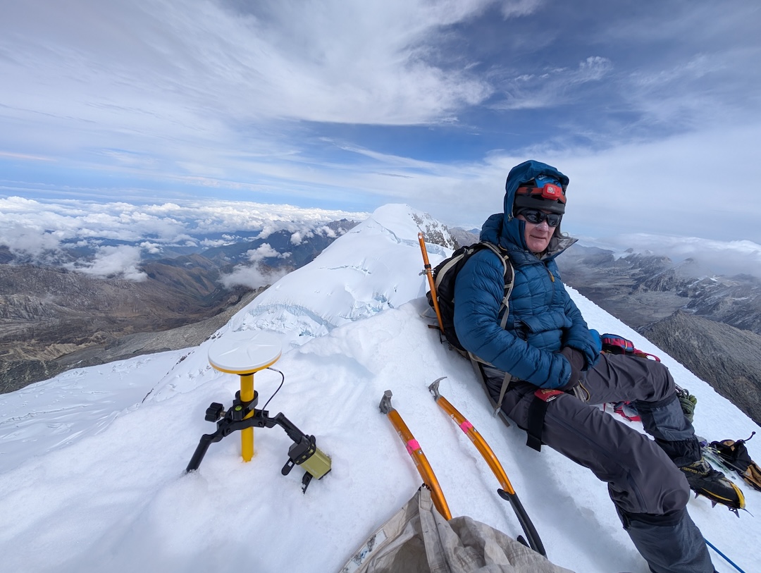 Ginge Fullen on the summit of Pico Simón Bolívar with the DA2 dGPS set-up. Pico Cristóbal Colón is visible in the background. 