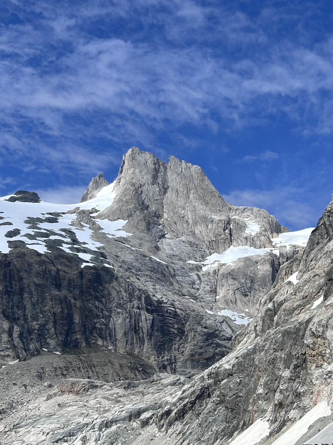 Todo lo que se Comparte (5.11 A0) on Pirita Central. The upper wall is about 500 meters high. Prior routes are not shown. 