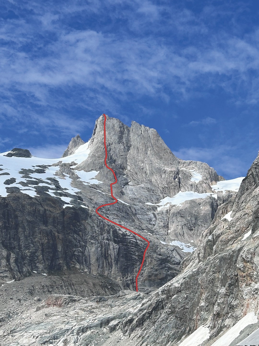 Todo lo que se Comparte (5.11 A0) on Pirita Central. The upper wall is about 500 meters high. Prior routes are not shown. 