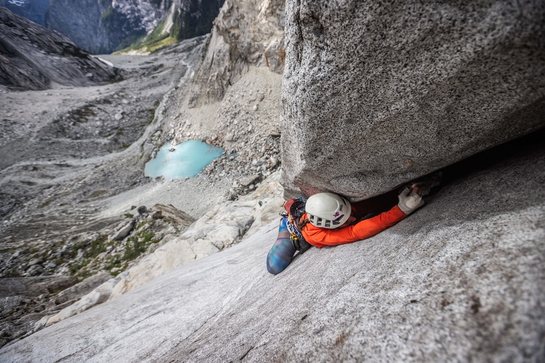 Rocio Rodriguez Guiñazu free climbing the first pitch of the route Apollo 13, a slabby chimney groove (6b).