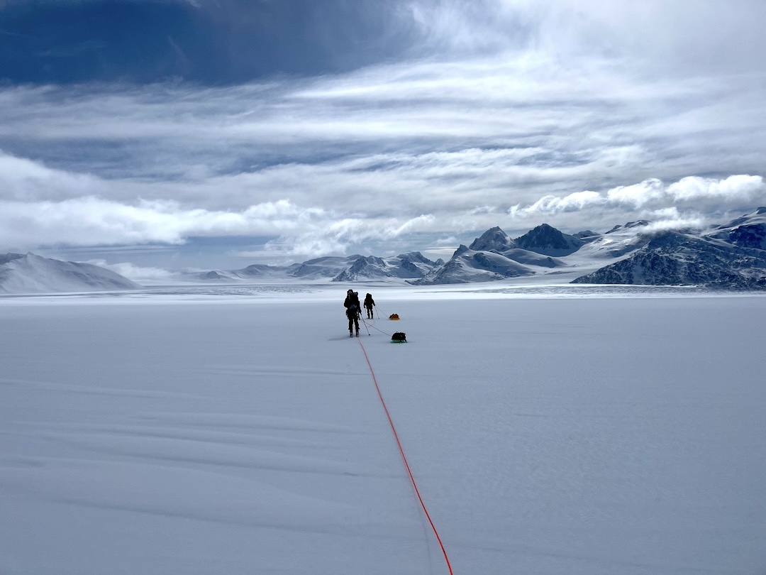 Emil Stefani and Martín Hurtado crossing the icefield plateau. The
Ambrosio chain is in the background on the right.