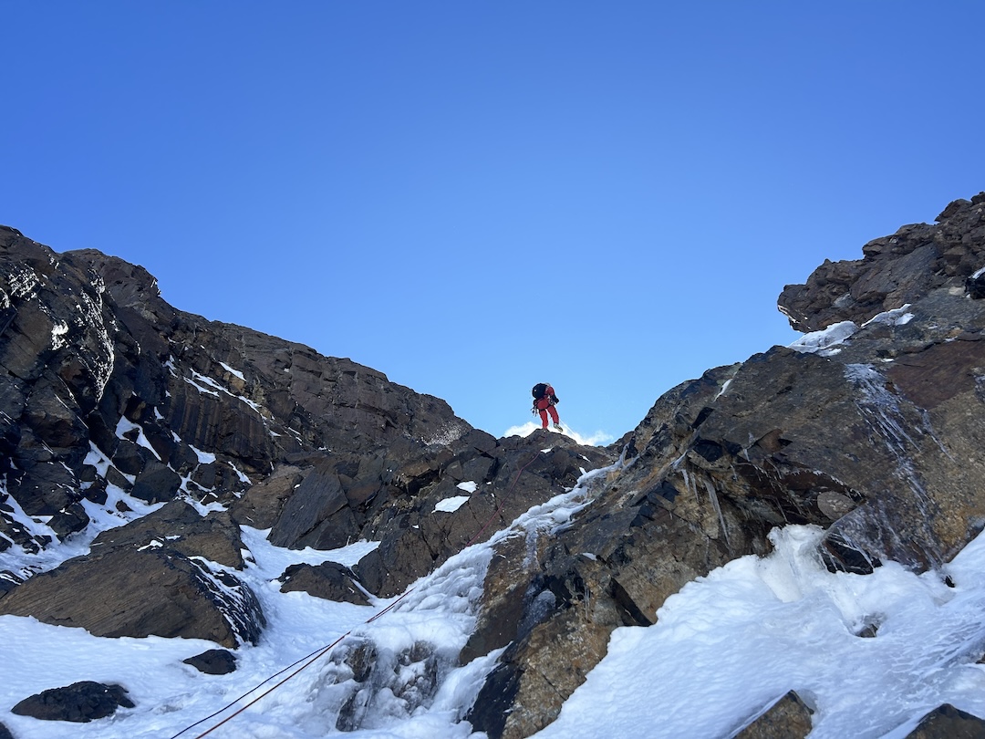 Hernán Rodríguez rappelling down one of the short mixed sections on Ultima Ronda (700m, AI3 M4) during the descent from Cerro Trono Blanco. 