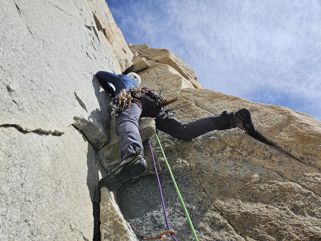 Tasio Martin Elorrieta starting up one of the best pitches of Erresistentziara Kondenatuak, a beautiful corner with crack systems on the right wall. 
