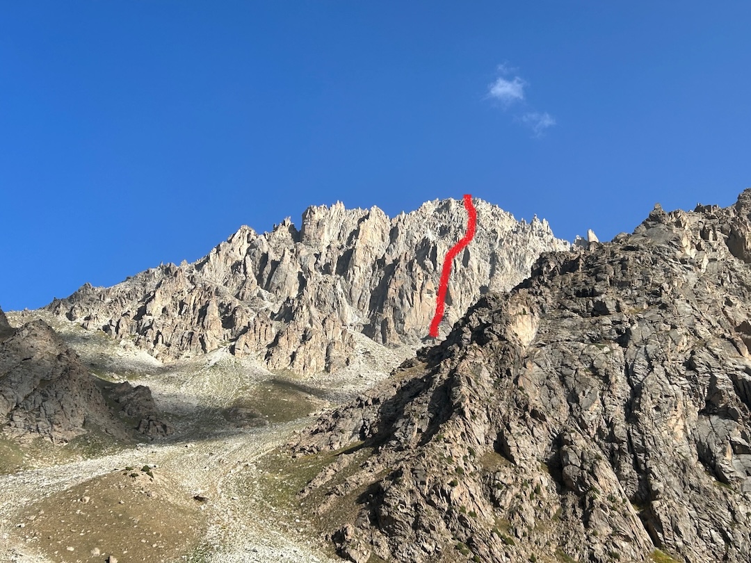 Foreshortened view of the craggy west face of Zeus (4,200m), with the general line of the first ascent, which gave around 600 meters of climbing up to 5.11b. In the foreground is part of the northwest ridge of Aphrodite (3,630m), also climbed in 2024.