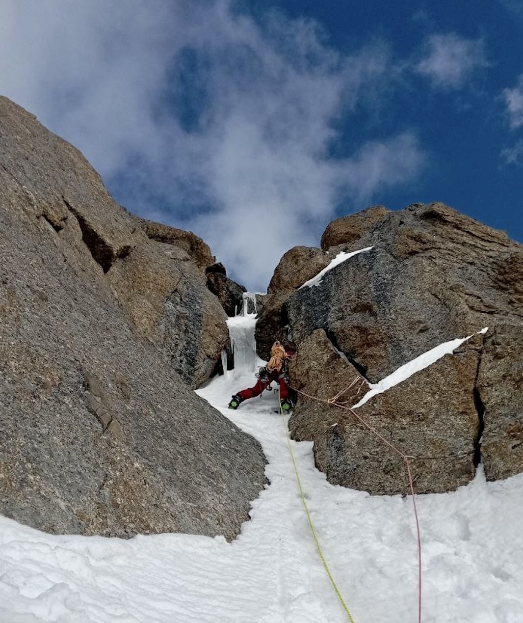 Olga Lukashenko leading steep snow on Parus West with a rock hammer and no crampons.