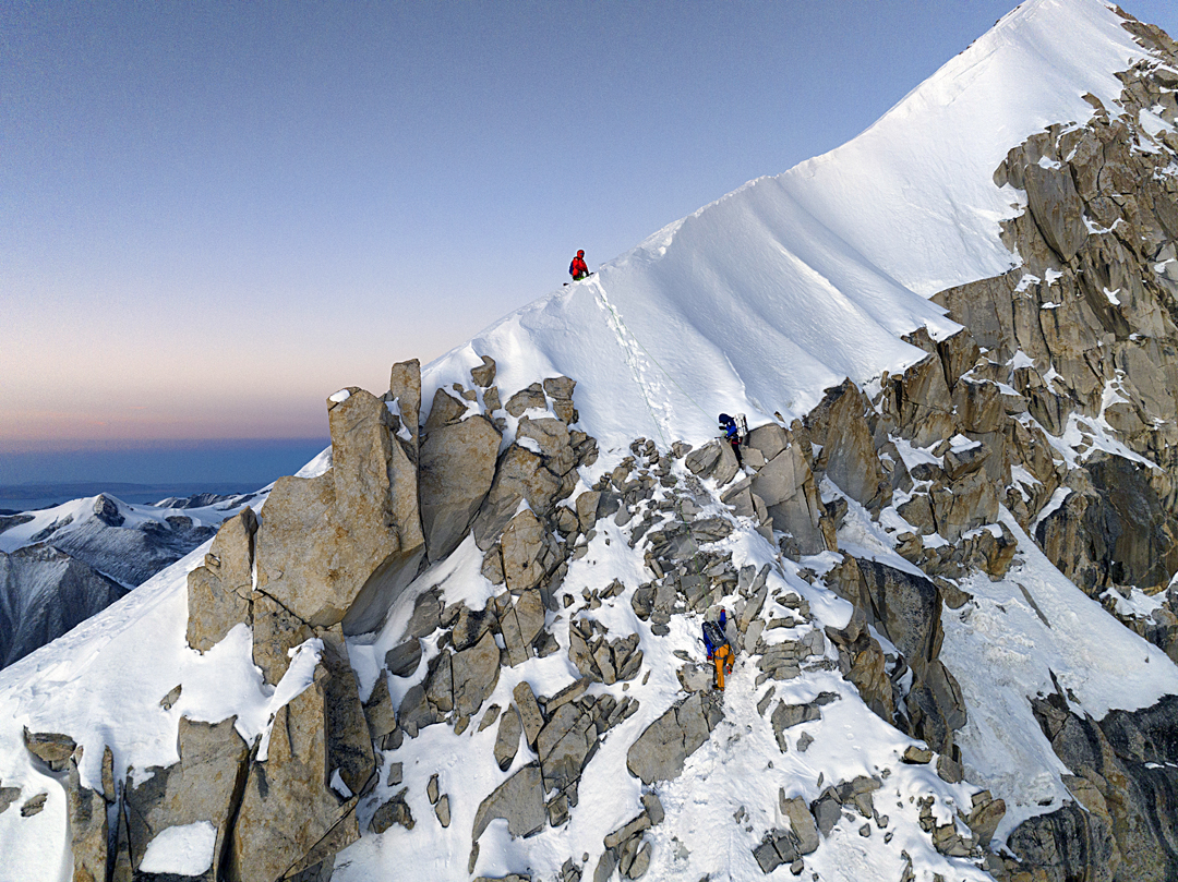 Arriving on the final crest leading to the west shoulder of Sir Duk. 