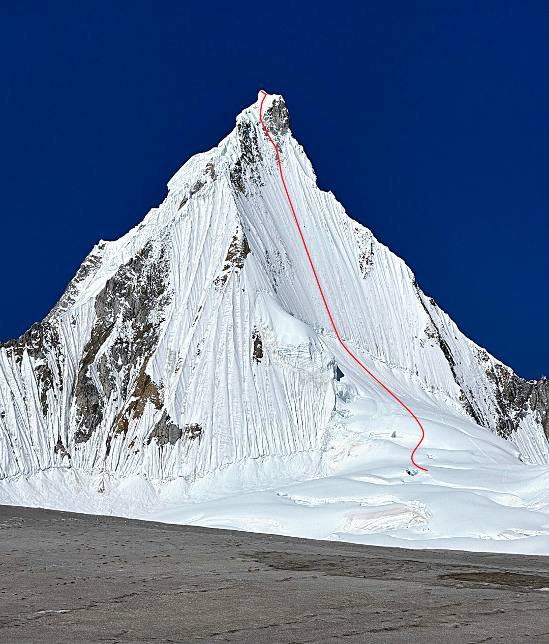 Chuchepo (6,613m or 6,650m) and the route of ascent on the 700-meter northeast face in August 2024. 