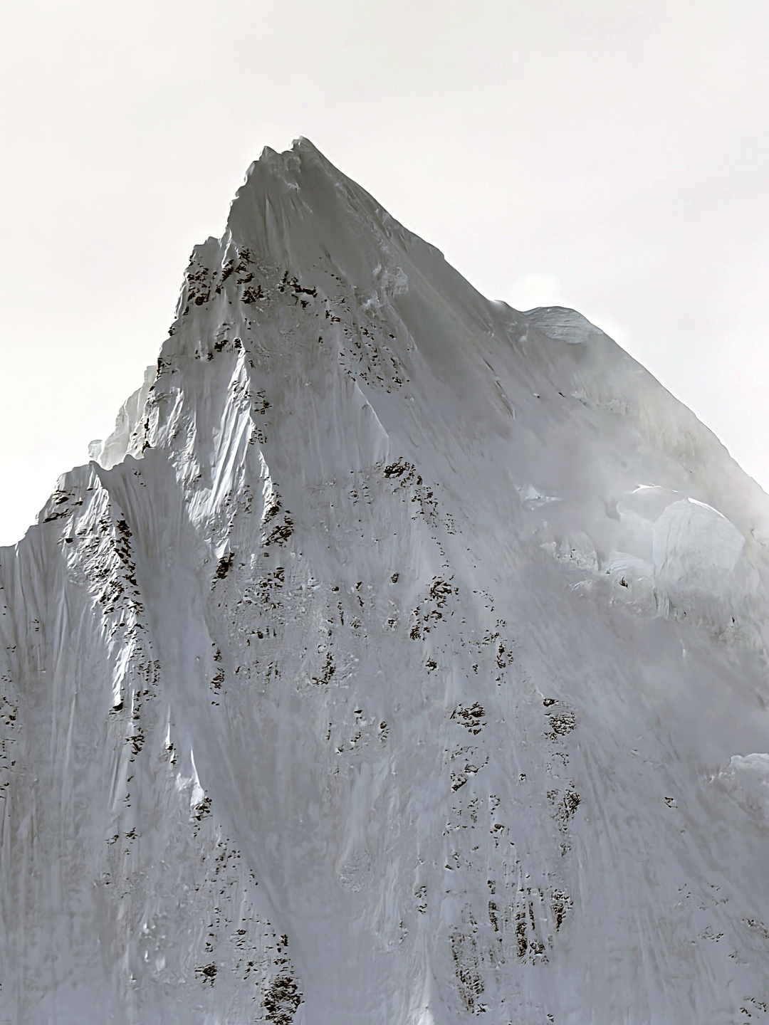The upper two thirds of the northwest face of Jiongmudazhi (6,590m), climbed in September 2024. 