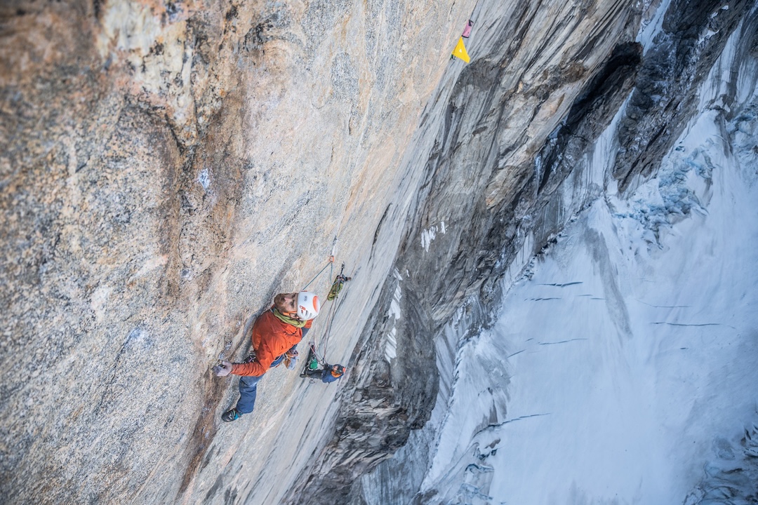 Seán Villanueva O’Driscoll on the complex and pumpy pitch 12: A2+ beaks and hooks to a pendulum, followed by 8a/5.13b free climbing.
