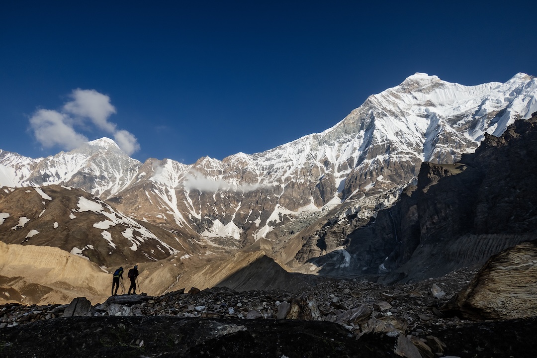 Nanda Shori (6,344m) is on the left; the team ascended the east side, facing the camera, and descended via Longstaff Col in the center. The col was first attained in 1905, in an early attempt to reach the Inner Sanctuary. At right is Nanda Devi East (Sunanda Devi), with the triangular, 1,600-meter central pillar of the southeast face leading up to the south ridge, the route of the first ascent. 
