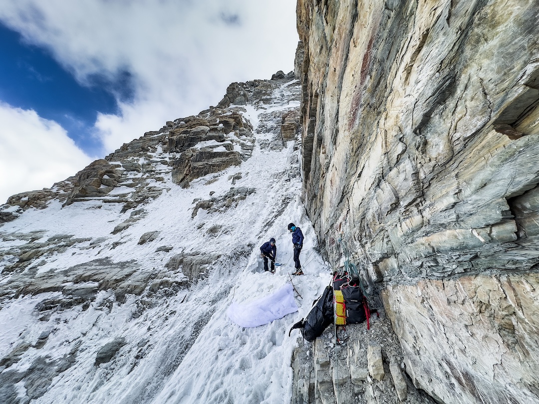 Preparing the second bivouac site on Nanda Shori. 