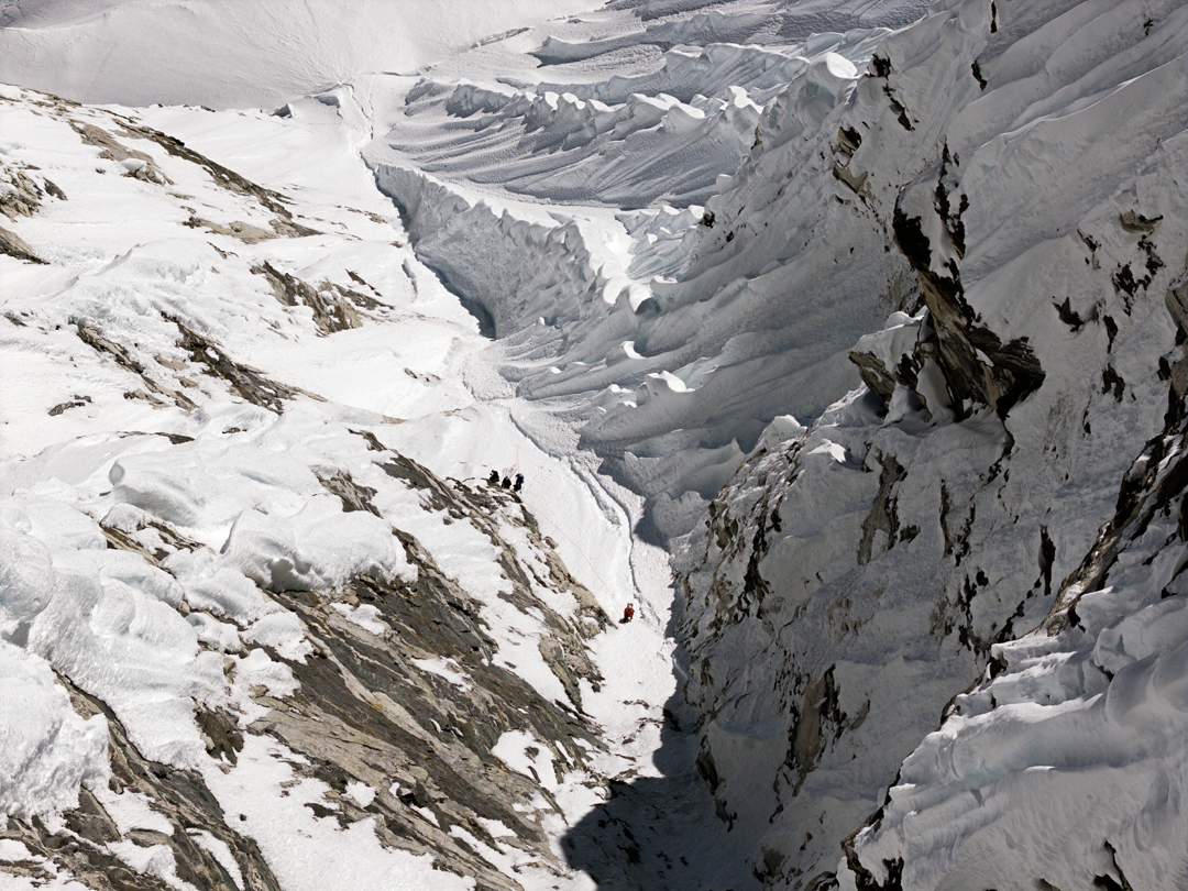 An aerial view of the Austrian and Italian climbers in the couloir of the east face of Kimshung. 