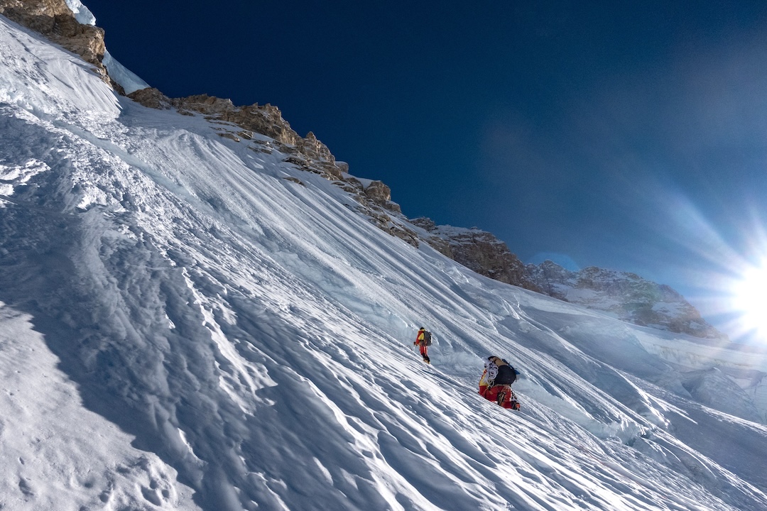 Approaching the large crevasse at 7,000 meters on October 18. (Vitaly Shipilov leading, Kirill Eizeman on belay.)
