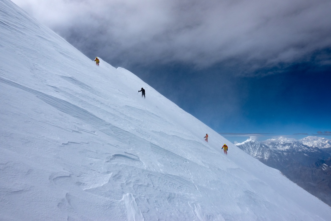 Approaching Manaslu's normal route, on the plateau at 7,800 meters to 7,900 meters. (S. Kondrashkin - left, N. Beliankina, K. Eizeman, V. Shipilov - right)
