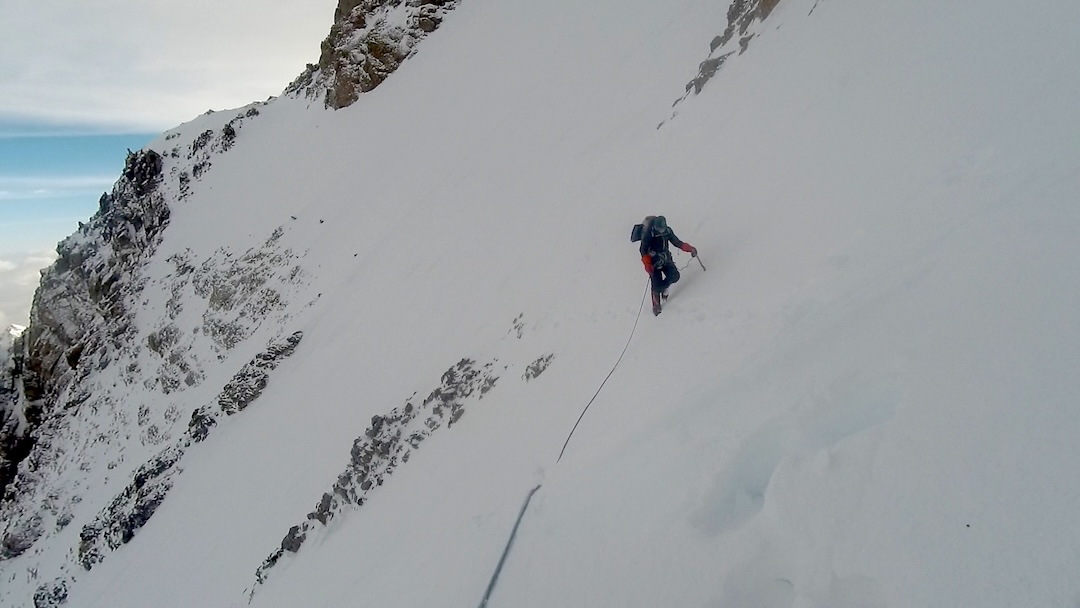 Maria Cardell at just over 7,000 meters, traversing the snow slope after the second bivouac, visible on the upper left side of the image. 