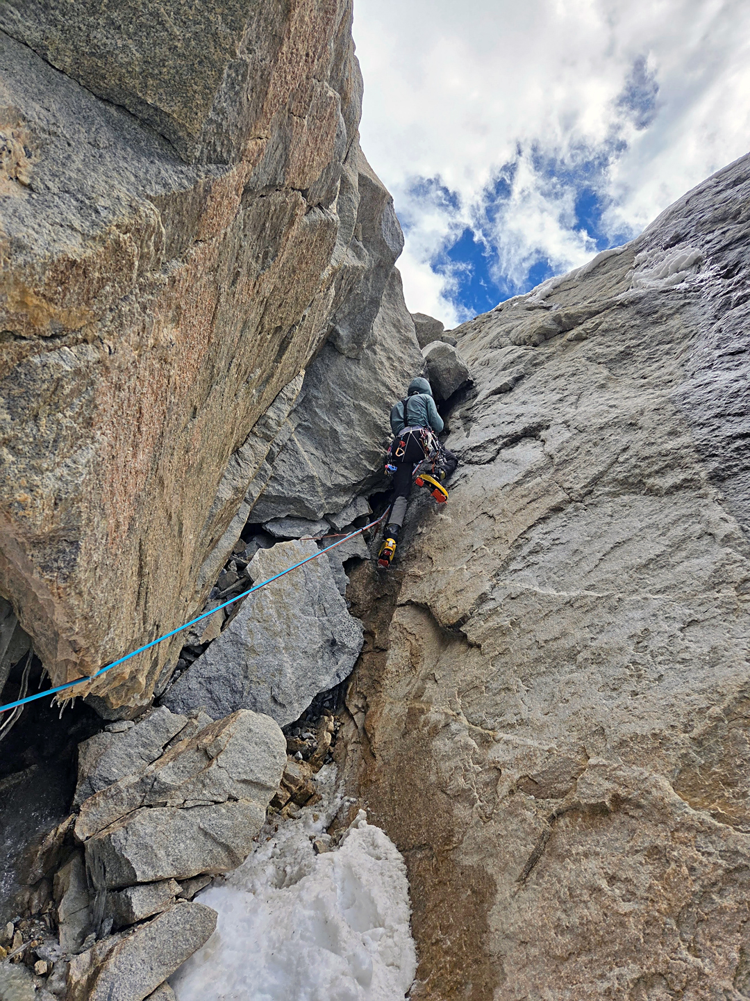 There were tricky pitches before reaching the south face of Chumik Kangri, during the approach from the lower to the upper glacier. 