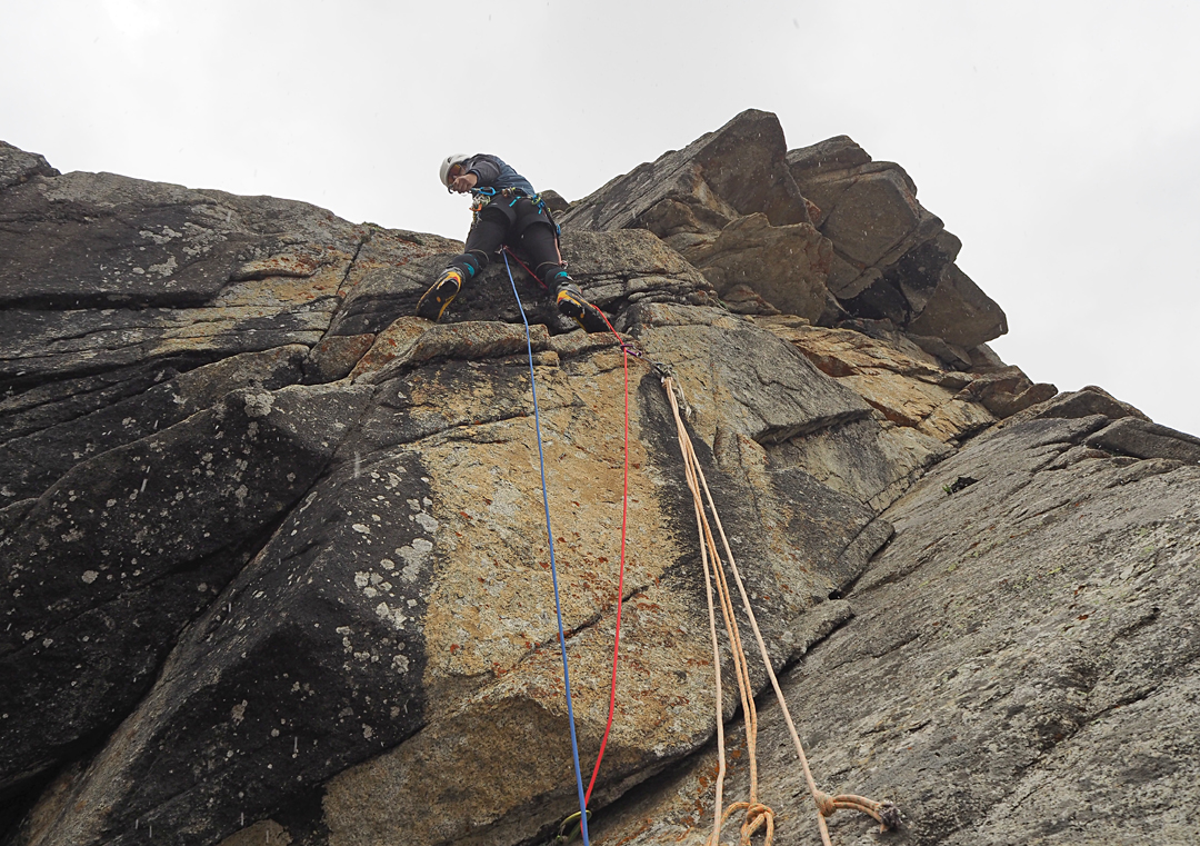 On the lower rock section to reach the glacier on the southeast face of Hunza Peak. The old rope in place originates from 2024, when Jaroslav Bansky and Radoslav Groh (Hák was ill) inspected the route. It was bought in Karimabad and left in place to facilitate access to the glacier. However, while Jaroslav Bansky was rappelling, it broke, Fortunately, he was also secured by a second rope. 