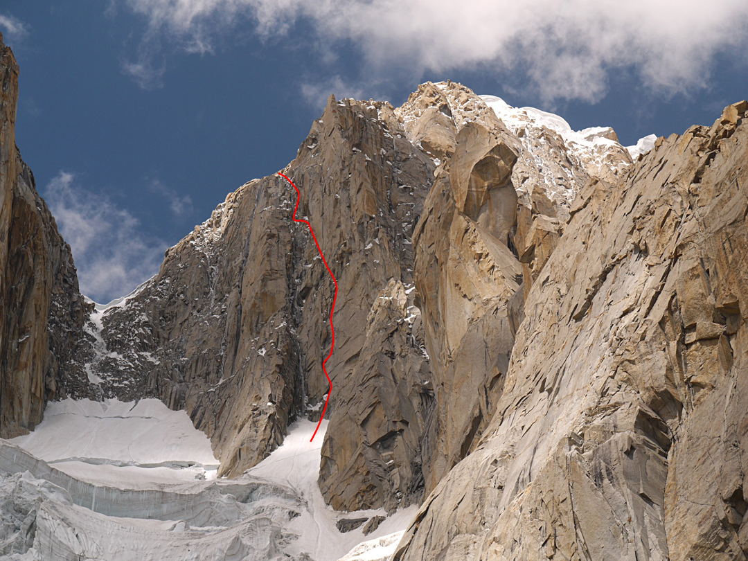 The rock section of Sujo on the southeast face of Hunza Peak, seen from the couloir approach to the col between Bublimotin and Hunza. The route continued behind the visible skyline, up the southwest ridge to the summit. 