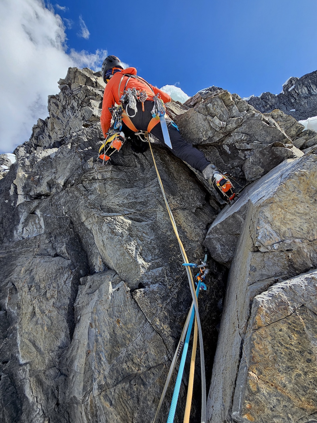 Eneko Pou leading a mixed pitch (around M5) near the summit of Jurau A. 