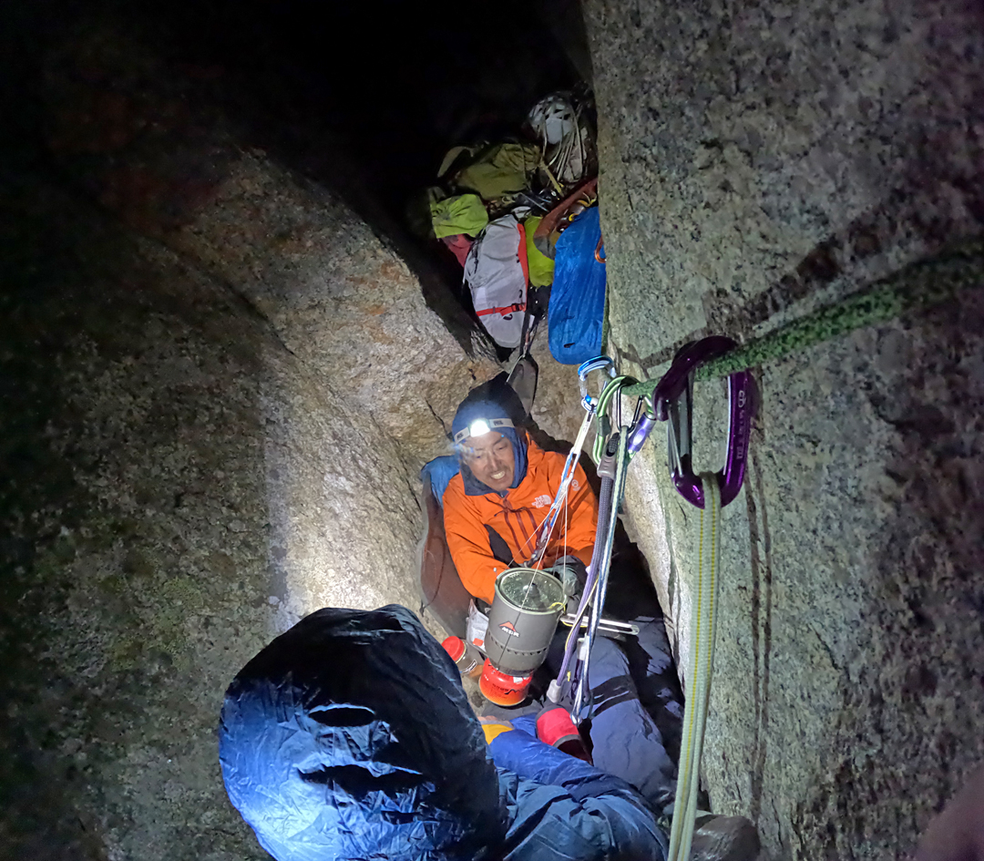 Genki Narumi and Hiroki Yamamoto in the “bathtub” bivouac partway up the east pillar of Hasho Peak II. 
