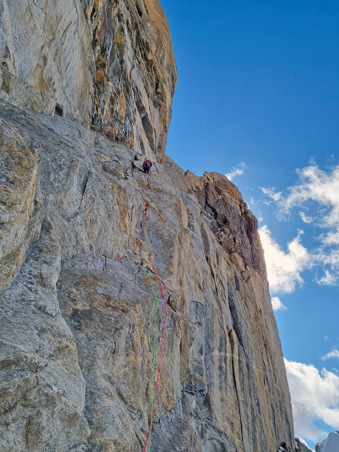 Jacek Czech starting the ramp slanting up right toward the “pulpit on the southeast face of Laila Peak. This is pitch three (V+) on the topo. 