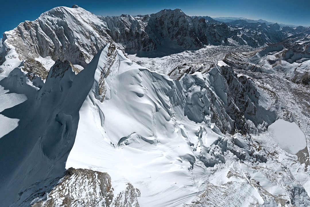 Changla Khang West (6,233m) from the north. The southwest ridge descends rightward from the summit. The large peak behind is Lachama Chuli (6,721m) while to the right, in shade, is Gave Ding (6,521m). 